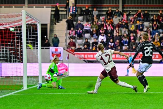 v.li.: Regina VAN EIJK (Goalkeeper, Ajax, 1) Sydney Lohmann (FC Bayern München, FCB, 12) mit Torschuss, Isa KARDINAAL (Ajax, 26), 14.12.2023, München (Deutschland), Fussball, UEFA Womens Champions League, Gruppe C, FC Bayern München - Ajax Amsterdam