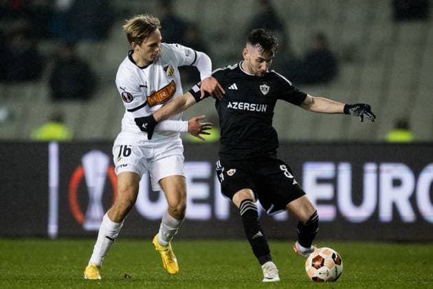 231214 Pontus Dahbo of Häcken and Marko Jankovic of Qarabag during the UEFA Europa League match between Qarabag and Häcken on December 14, 2023 in Baku. Photo: Carl Sandin BILDBYRAN kod CS CS0469 fotboll football soccer fotball uefa europa league qarabag häcken bbeng bbauto Copyright: CARLxSANDIN BB231214CS076
