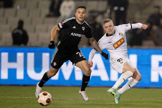 231214 Matheus Silva of Qarabag and Tomas Olai Totland of Häcken during the UEFA Europa League match between Qarabag and Häcken on December 14, 2023 in Baku. Photo: Carl Sandin BILDBYRAN kod CS CS0469 fotboll, football, soccer, fotball,uefa europa league,qarabag,h Copyright: CARLxSANDIN BB231214CS083