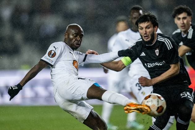 231214 Edward Chilufya of Häcken and Badavi Huseynov of Qarabag during the UEFA Europa League match between Qarabag and Häcken on December 14, 2023 in Baku. Photo: Carl Sandin BILDBYRAN kod CS CS0469 fotboll, football, soccer, fotball,uefa europa league,qarabag,h Copyright: CARLxSANDIN BB231214CS085