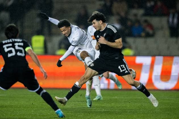 231214 Momodou Lamin Sonko of Häcken and Bahlul Mustafazade of Qarabag during the UEFA Europa League match between Qarabag and Häcken on December 14, 2023 in Baku. Photo: Carl Sandin BILDBYRAN kod CS CS0469 fotboll football soccer fotball uefa europa league qarabag häcken bbeng bbauto Copyright: CARLxSANDIN BB231214CS087