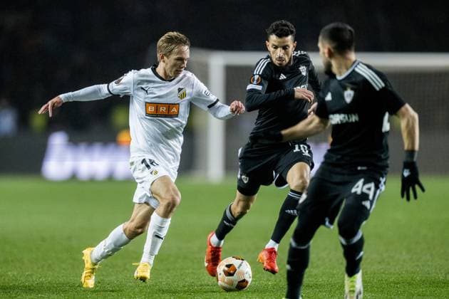 231214 Pontus Dahbo of Häcken and Abdellah Zoubir of Qarabag during the UEFA Europa League match between Qarabag and Häcken on December 14, 2023 in Baku. Photo: Carl Sandin BILDBYRAN kod CS CS0469 fotboll football soccer fotball uefa europa league qarabag häcken bbeng bbauto Copyright: CARLxSANDIN BB231214CS088