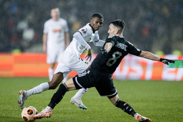 231214 Akoua Romeo Amane of Häcken and Marko Jankovic of Qarabag during the UEFA Europa League match between Qarabag and Häcken on December 14, 2023 in Baku. Photo: Carl Sandin BILDBYRAN kod CS CS0469 fotboll football soccer fotball uefa europa league qarabag häcken bbeng bbauto Copyright: CARLxSANDIN BB231214CS090