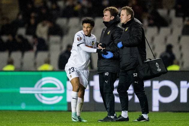 231214 Momodou Lamin Sonko of Häcken receives medical treatment during the UEFA Europa League match between Qarabag and Häcken on December 14, 2023 in Baku. Photo: Carl Sandin BILDBYRAN kod CS CS0469 fotboll football soccer fotball uefa europa league qarabag häcken bbeng bbauto depp skada Copyright: CARLxSANDIN BB231214CS094