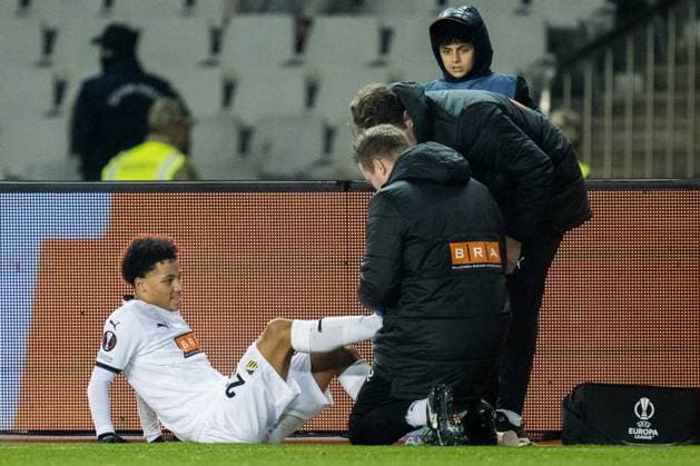 231214 Momodou Lamin Sonko of Häcken receives medical treatment during the UEFA Europa League match between Qarabag and Häcken on December 14, 2023 in Baku. Photo: Carl Sandin BILDBYRAN kod CS CS0469 fotboll football soccer fotball uefa europa league qarabag häcken bbeng bbauto depp skada Copyright: CARLxSANDIN BB231214CS095
