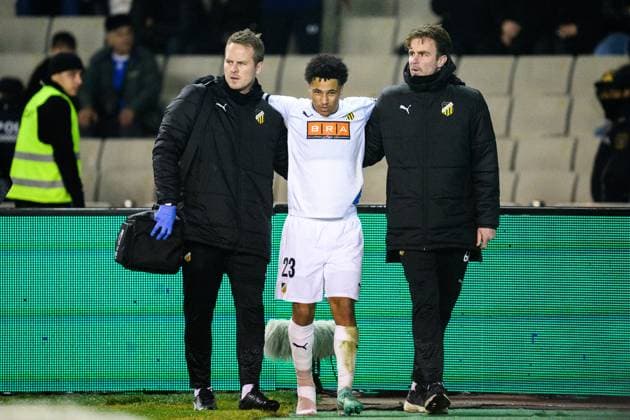 231214 Momodou Lamin Sonko of Häcken receives medical treatment during the UEFA Europa League match between Qarabag and Häcken on December 14, 2023 in Baku. Photo: Carl Sandin BILDBYRAN kod CS CS0469 fotboll football soccer fotball uefa europa league qarabag häcken bbeng bbauto depp skada Copyright: CARLxSANDIN BB231214CS097
