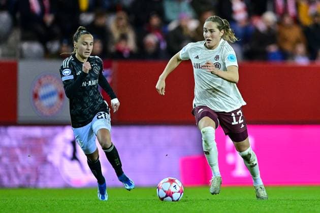 v.li.: Rosa VAN GOOL (Ajax, 21) Sydney Lohmann (FC Bayern München, FCB, 12) im Zweikampf, Duell, duel, tackle, Dynamik, Action, Aktion, 14.12.2023, München (Deutschland), Fussball, UEFA Womens Champions League, Gruppe C, FC Bayern München - Ajax Amsterdam