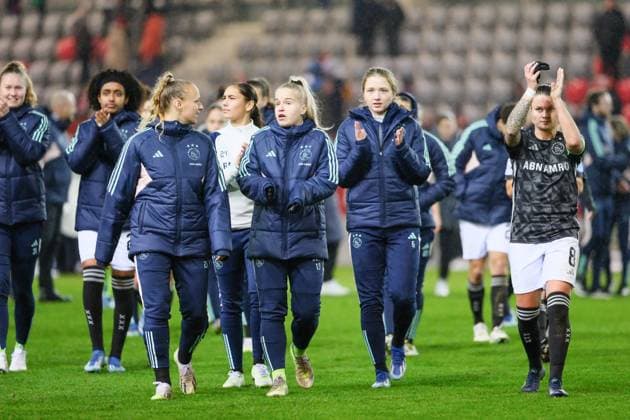 Team (AFC Ajax) bedankt sich bei den mitgereisten Fans, FC Bayern München v AFC Ajax, Fußball, UEFA Women s Champions League 2023 2024, 3.Spieltag am 14.12.2023 in München, FC Bayern Campus. Bayern Deutschland