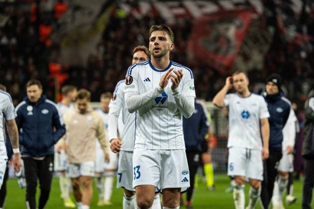GER, UEFA Europa League 6 Spieltag, Bayer 04 Leverkusen vs Molde Fotballklubb 14.12.2023, BayArena, Leverkusen, GER, UEFA Europa League 6 Spieltag, Bayer 04 Leverkusen vs Molde Fotballklubb Im Bild: Niklas odegard Odegard (Molde Fotballklubb, 33) klatscht in Richtung Fans