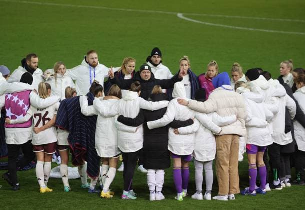 Standpauke oder Aufmunterung ? . . . Bayern-Trainer Alexander STRAUS und seine Mannschaft. Frauenfussball, Bayern München - Ajax Amsterdam, Championsleague der Frauen, Gruppenphase, am 14.12.2023 in Muenchen, F C B A Y E R N C A M P U S, Deutschland. Quelle Copyright Credit : Oryk HAIST