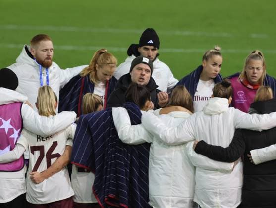 Standpauke oder Aufmunterung ? . . . Bayern-Trainer Alexander STRAUS und seine Mannschaft. Frauenfussball, Bayern München - Ajax Amsterdam, Championsleague der Frauen, Gruppenphase, am 14.12.2023 in Muenchen, F C B A Y E R N C A M P U S, Deutschland. Quelle Copyright Credit : Oryk HAIST