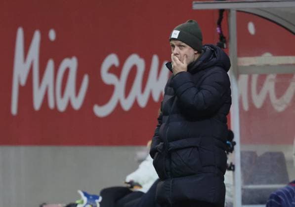 Skepsis . . . Bayern-Trainer Alexander STRAUS. Frauenfussball, Bayern München - Ajax Amsterdam, Championsleague der Frauen, Gruppenphase, am 14.12.2023 in Muenchen, F C B A Y E R N C A M P U S, Deutschland. Quelle Copyright Credit : Oryk HAIST