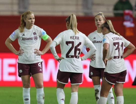 Enttaeuschung . . . Bayern - Spielerinnen nach Spielende. Frauenfussball, Bayern München - Ajax Amsterdam, Championsleague der Frauen, Gruppenphase, am 14.12.2023 in Muenchen, F C B A Y E R N C A M P U S, Deutschland. Quelle Copyright Credit : Oryk HAIST