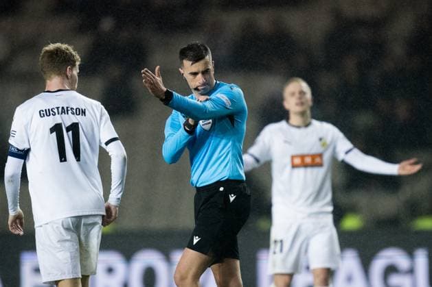 231214 Referee Juxhin Xhaja during the UEFA Europa League match between Qarabag and Häcken on December 14, 2023 in Baku. Photo: Carl Sandin BILDBYRAN kod CS CS0469 fotboll football soccer fotball uefa europa league qarabag häcken bbeng Copyright: CARLxSANDIN BB231214CS111
