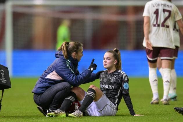 Fußball, UEFA Womens Champions League, 20231214, FC Bayern München - Ajax Amsterdam. Im Bild Milicia KEIJZER (Ajax Amsterdam, 18) angeschlagen am Boden wird behandelt. München FC Bayern Campus Bayern Deutschland Copyright: Passion2Press MarkusxFischerx