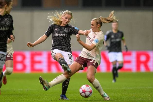 Fußball, UEFA Womens Champions League, 20231214, FC Bayern München - Ajax Amsterdam. Im Bild Nadine NOORDAM (Ajax Amsterdam, 10) und Georgia STANWAY (FC Bayern München Frauen, 31) Zweikampf Ball. München FC Bayern Campus Bayern Deutschland Copyright: Passion2Press MarkusxFischerx