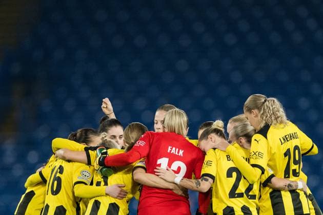 231214 Players of Häcken ahead of the UEFA Women s Champions League football match between Chelsea and Häcken on December 14, 2023 in London. Photo: Mathias Bergeld BILDBYRAN kod MB MB0807 fotboll football soccer fotball champions league chelsea häcken dam bbeng Copyright: MATHIASxBERGELD BB231214MB018