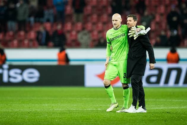 Sport Bilder des Tages UEFA Europa League: Bayer 04 Leverkusen - Molde FK; 14.12.2023 Niklas Lomb (Bayer 04 Leverkusen, 36), Xabi Alonso (Trainer Bayer 04 Leverkusen) UEFA Europa League 6. Spieltag: Bayer 04 Leverkusen - Molde FK, BayArena Leverkusen am 14.12.2023 DFL REGULATIONS PROHIBIT ANY USE OF PHOTOGRAPHS AS IMAGE SEQUENCES AND OR QUASI-VIDEO. Copyright: xBEAUTIFULxSPORTS Wunderlx
