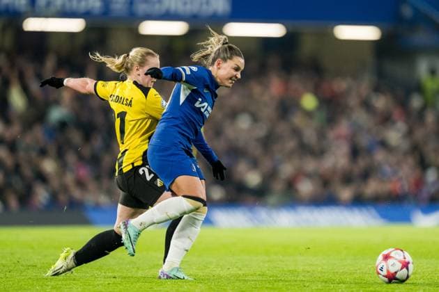231214 Johanna Fossdalsa Sorensen of Häcken and Johanna Rytting Kaneryd of Chelsea during the UEFA Women s Champions League football match between Chelsea and Häcken on December 14, 2023 in London. Photo: Mathias Bergeld BILDBYRAN kod MB MB0807 fotboll, football, soccer, fotball,champions league,chelsea,häc Copyright: MATHIASxBERGELD BB231214MB026
