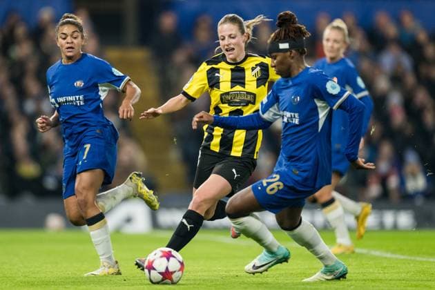 231214 Anna Anvegard of Häcken and Kadeisha Buchanan of Chelsea during the UEFA Women s Champions League football match between Chelsea and Häcken on December 14, 2023 in London. Photo: Mathias Bergeld BILDBYRAN kod MB MB0807 fotboll football soccer fotball champions league chelsea häcken dam bbeng Copyright: MATHIASxBERGELD BB231214MB027