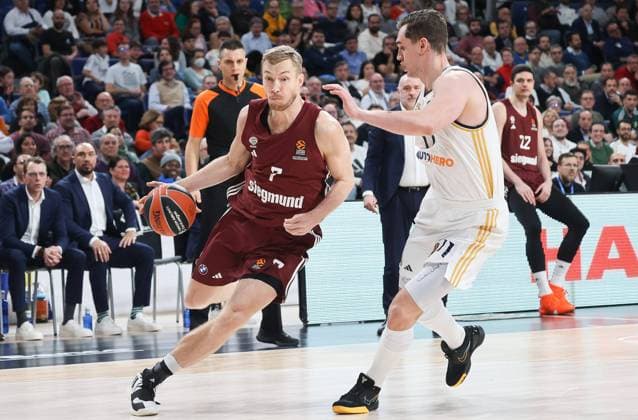 Sport Themen der Woche KW50 Sport Bilder des Tages Niels Giffey (Bayern Muenchen 7), Real Madrid vs. FC Bayern Muenchen, Turkish Airlines EuroLeague, Basketball, 14. Spieltag, Saison 2023 24, 14.12.2023, Real Madrid vs. FC Bayern Muenchen, Turkish Airlines EuroLeague, Basketball, 14. Spieltag, Saison 2023 24, 14.12.2023, Madrid *** Niels Giffey Bayern Muenchen 7 , Real Madrid vs FC Bayern Muenchen, Turkish Airlines EuroLeague, Basketball, Matchday 14, Season 2023 24, 14 12 2023, Real Madrid vs FC Bayern Muenchen, Turkish Airlines EuroLeague, Basketball, Matchday 14, Season 2023 24, 14 12 2023, Madrid Copyright: xEibner-Pressefoto JoergxNiebergax EP_JNL