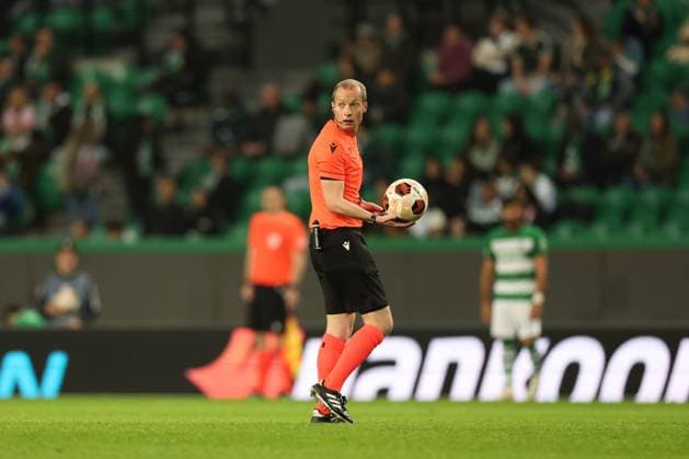 SOCCER - UEFA EL, Sporting vs Sturm LISBON,PORTUGAL,14.DEC.23 - SOCCER - UEFA Europa League, group stage, Sporting CP vs SK Sturm Graz. Image shows referee William Cullum (SCO).  GEPAxpictures xChrisxBauer