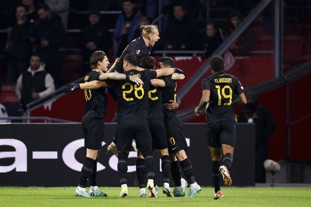 AMSTERDAM - (l-r) Steven Zuber of AEK Athens, Ehsan Hajsafi of AEK Athens,Domagoj Vida of AEK Athens,Petros Mantalos of AEK Athens,Niclas Eliasson of AEK Athens celebrate the 1-1 during the UEFA Europa League match in group B between Ajax Amsterdam and AEK Athene FC at the Johan Cruyff ArenA on December 14, 2023 in Amsterdam, Netherlands. ANP MAURICE VAN STEEN UEFA Europa League 2023 24 2023 2024 xVIxANPxSportx xxANPxIVx 486301912 originalFilename: 486301912.jpg