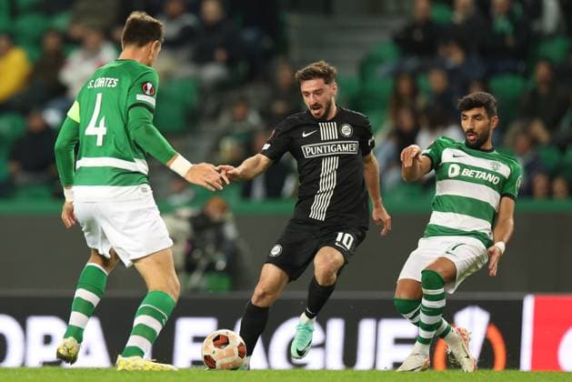 SOCCER - UEFA EL, Sporting vs Sturm LISBON,PORTUGAL,14.DEC.23 - SOCCER - UEFA Europa League, group stage, Sporting CP vs SK Sturm Graz. Image shows Sebastian Coates (Sporting Lissabon), Otar Kiteishvili (Sturm) and Trincao (Sporting Lissabon).  GEPAxpictures xChrisxBauer