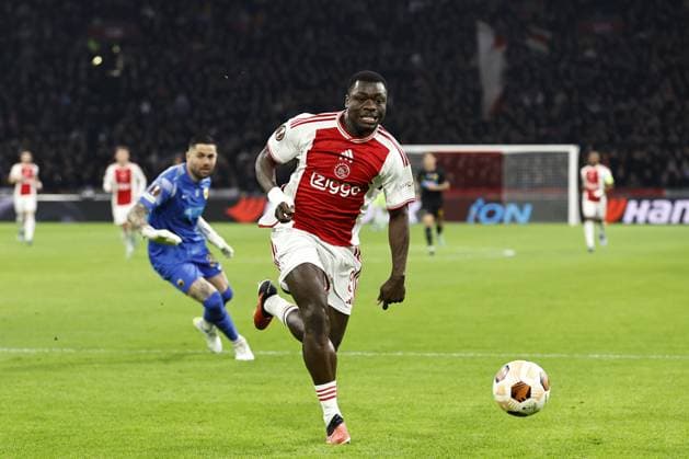 AMSTERDAM - (l-r) AEK Athens goalkeeper Giorgos Athanasiadis, Brian Brobbey of Ajax during the UEFA Europa League Group B match between Ajax Amsterdam and AEK Athene FC at the Johan Cruyff ArenA on December 14, 2023 in Amsterdam, Netherlands. ANP MAURICE VAN STEEN UEFA Europa League 2023 24 2023 2024 xVIxANPxSportx xxANPxIVx 486303974 originalFilename: 486303974.jpg