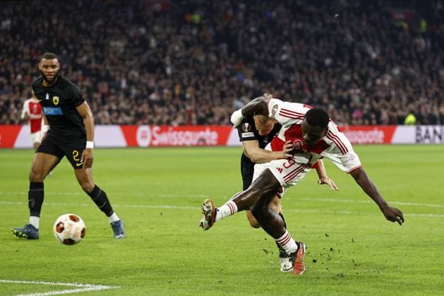 AMSTERDAM - (l-r) Harold Moukoudi of AEK Athens, Domagoj Vida of AEK Athens, Brian Brobbey of Ajax during the UEFA Europa League group B match between Ajax Amsterdam and AEK Athene FC at the Johan Cruyff ArenA on December 14, 2023 in Amsterdam, Netherlands . ANP MAURICE VAN STEEN UEFA Europa League 2023 24 2023 2024 xVIxANPxSportx xxANPxIVx 486304684 originalFilename: 486304684.jpg