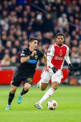 AMSTERDAM, 14-12-2023 , JohanCruyff Arena, Europa League Football season 2023 2024. AEK Athene player Petros Mantalos (l) and Ajax player Chuba Akpom (r) during the match Ajax - AEK Athens. Ajax - AEK Athens  x23520913x Copyright: