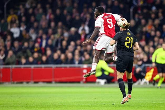 AMSTERDAM, 14-12-2023 , JohanCruyff Arena, Europa League Football season 2023 2024. Ajax player Brian Brobbey (l) and AEK Athene player Domagoj Vida (r) during the match Ajax - AEK Athens. Ajax - AEK Athens  x23520967x Copyright: