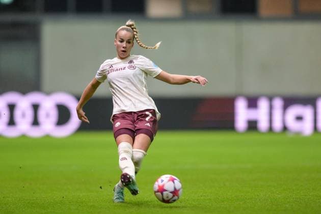Fußball, UEFA Womens Champions League, 20231214, FC Bayern München - Ajax Amsterdam. Im Bild Giulia GWINN (FC Bayern München Frauen, 7) Pass Zuspiel Ball. München FC Bayern Campus Bayern Deutschland Copyright: Passion2Press MarkusxFischerx