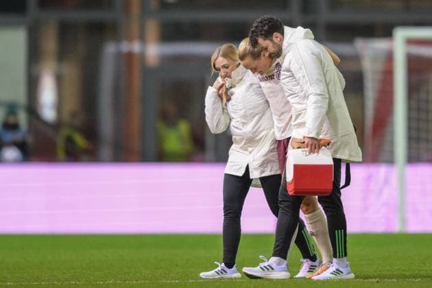Fußball, UEFA Womens Champions League, 20231214, FC Bayern München - Ajax Amsterdam. Im Bild Magdalena ERIKSSON (FC Bayern München Frauen, 5) verletzt vom Platz. München FC Bayern Campus Bayern Deutschland Copyright: Passion2Press MarkusxFischerx