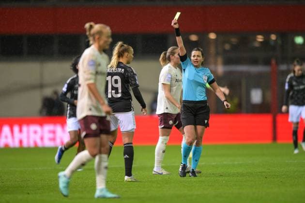 Fußball, UEFA Womens Champions League, 20231214, FC Bayern München - Ajax Amsterdam. Im Bild Tiny HOEKSTRA (Ajax Amsterdam, 19) sieht gelbe Karte Schiedsrichterin Kateryna MONZUL (UKR). München FC Bayern Campus Bayern Deutschland Copyright: Passion2Press MarkusxFischerx