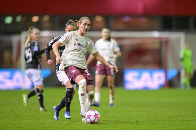 Fußball, UEFA Womens Champions League, 20231214, FC Bayern München - Ajax Amsterdam. Im Bild Sydney LOHMANN (FC Bayern München Frauen, 12) Pass Zuspiel Ball. München FC Bayern Campus Bayern Deutschland Copyright: Passion2Press MarkusxFischerx