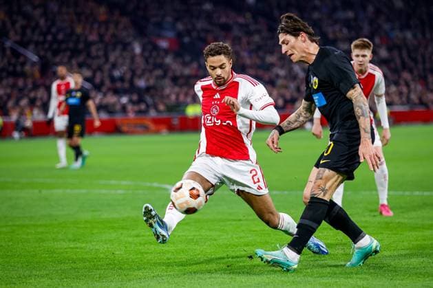 AMSTERDAM, 14-12-2023 , JohanCruyff Arena, Europa League Football season 2023 2024. Ajax player Devyne Rensch (l) and AEK Athene player Steven Zuber (r) during the match Ajax - AEK Athens. Ajax - AEK Athens  x23520983x Copyright: