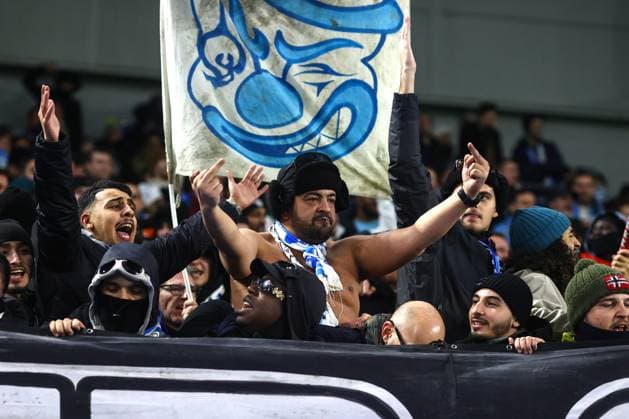 Brighton v Marseille 14 December 2023, Brighton - UEFA EUROPA League, Group B - Brighton & Hove Albion v Olympique de Marseille - A Marseille fan gestures with his middle finger as he smokes a cigarette - Photo: Charlotte Wilson Offside. Brighton UK Copyright: xCharlottexWilsonx xOffsidexOffside