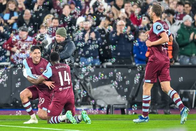 Edson Alvarez of West Ham United celebrates scoring West Ham United second goal of the first half during the UEFA Europa League match between West Ham United and SC Freiburg at the London Stadium, Queen Elizabeth Olympic Park , London, England on 14 December 2023. Copyright: xPhilxHutchinsonx 39240024