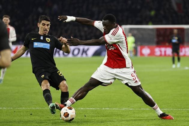 AMSTERDAM - (l-r) Petros Mantalos of AEK Athens, Brian Brobbey of Ajax during the UEFA Europa League Group B match between Ajax Amsterdam and AEK Athene FC at the Johan Cruyff ArenA on December 14, 2023 in Amsterdam, Netherlands. ANP MAURICE VAN STEEN UEFA Europa League 2023 24 2023 2024 xVIxANPxSportx xxANPxIVx 486306926 originalFilename: 486306926.jpg