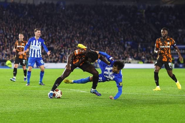 Brighton v Marseille 14 December 2023, Brighton - UEFA EUROPA League, Group B - Brighton & Hove Albion v Olympique de Marseille - Kaoru Mitoma of Brighton & Hove Albion goes over the top of Bamo Meite of Olympique de Marseille - Photo: Charlotte Wilson Offside. Brighton UK Copyright: xCharlottexWilsonx xOffsidexOffside