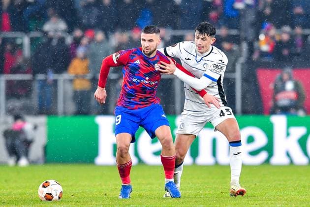 SOSNOWIEC, POLAND - DECEMBER 14: Lukasz Zwolinski (9) of Rakow Czestochowa and Giovanni Bonfanti (43) of Atalanta BC during UEFA Europa League Matchday 6 group stage match between Rakow Czestochowa and Atalanta BC at Zaglebiowski Park Sportowy on December 14, 2023 in Sosnowiec, Rakow Czestochowa v Atalanta BC Copyright: xMateuszxSobczakx