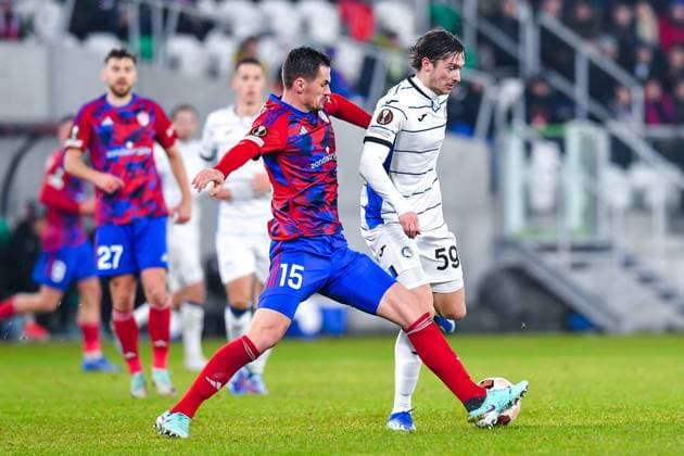 SOSNOWIEC, POLAND - DECEMBER 14: Adnan Kovacevic (15) of Rakow Czestochowa and Aleksey Miranchuk (59) of Atalanta BC during UEFA Europa League Matchday 6 group stage match between Rakow Czestochowa and Atalanta BC at Zaglebiowski Park Sportowy on December 14, 2023 in Sosnowiec, Rakow Czestochowa v Atalanta BC Copyright: xMateuszxSobczakx