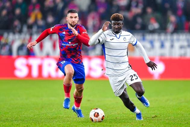 SOSNOWIEC, POLAND - DECEMBER 14: Lukasz Zwolinski (9) of Rakow Czestochowa and Michel Ndary Adopo (25) of Atalanta BC during UEFA Europa League Matchday 6 group stage match between Rakow Czestochowa and Atalanta BC at Zaglebiowski Park Sportowy on December 14, 2023 in Sosnowiec, Rakow Czestochowa v Atalanta BC Copyright: xMateuszxSobczakx