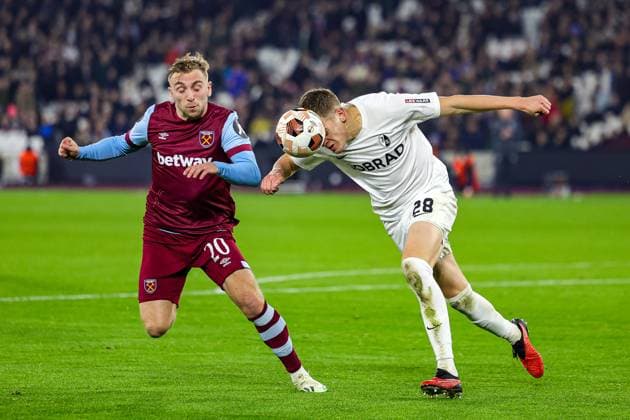 West Ham United v Freiburg Europa League 14 12 2023. Jarrod Bowen (20) of West Ham United battles with Matthias Ginter (28) of SC Freiburg during the Europa League match between West Ham United and Freiburg at the London Stadium, London, England on 14 December 2023. Editorial use only , Copyright: xNigelxKeenex PSI-18584-0025