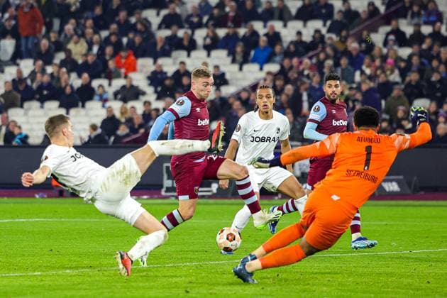 West Ham United v Freiburg Europa League 14 12 2023. Jarrod Bowen (20) of West Ham United shoots towards the goal during the Europa League match between West Ham United and Freiburg at the London Stadium, London, England on 14 December 2023. Editorial use only , Copyright: xNigelxKeenex PSI-18584-0026