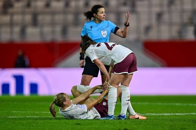 Magdalena Eriksson (FC Bayern München, FCB, 5) verletzt am Boden liegend, muss ausgewechselt werden, verletzt, Verletzung, injured, sporting injury, Sarah Zadrazil (FC Bayern München, FCB, 25) Kateryna MONZUL (Schiedsrichterin, Referee), 14.12.2023, München (Deutschland), Fussball, UEFA Womens Champions League, Gruppe C, FC Bayern München - Ajax Amsterdam