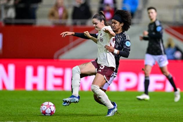 v.li.: Sarah Zadrazil (FC Bayern München, FCB, 25) Lilian Isabella YOHANNES (Ajax, 20) im Zweikampf, Duell, duel, tackle, Dynamik, Action, Aktion, 14.12.2023, München (Deutschland), Fussball, UEFA Womens Champions League, Gruppe C, FC Bayern München - Ajax Amsterdam