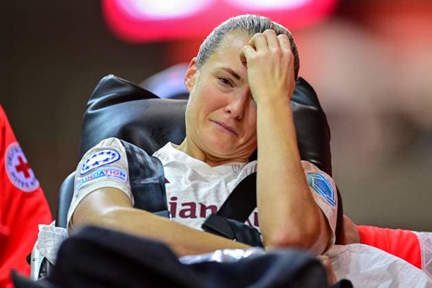 Magdalena Eriksson (FC Bayern München, FCB, 5) muss verletzungsbedingt mit der Krankentrage abtransportiert werden, verletzt, Verletzung, injured, sporting injury, 14.12.2023, München (Deutschland), Fussball, UEFA Womens Champions League, Gruppe C, FC Bayern München - Ajax Amsterdam
