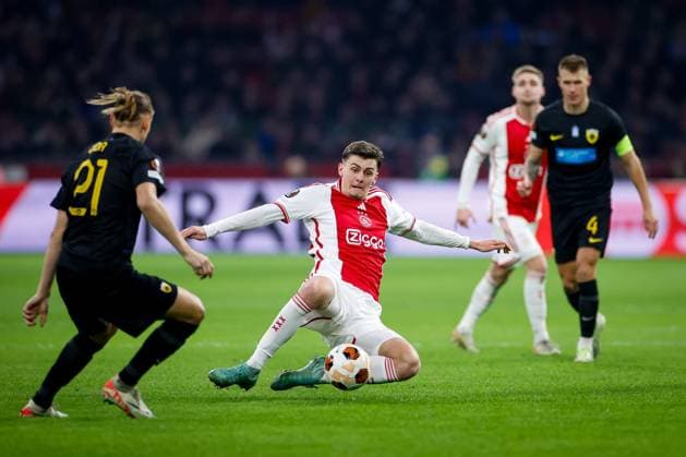 AMSTERDAM, 14-12-2023 , JohanCruyff Arena, Europa League Football season 2023 2024. Benjamin Tahirovic (m) in between AEK Athene player Domagoj Vida (l) and AEK Athene player Damian Szymanski (r) during the match Ajax - AEK Athens. Ajax - AEK Athens  x23521243x Copyright: